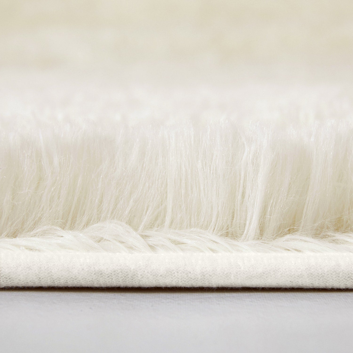 Indoor Shaggy Rug For Luxury Bedroom Cream